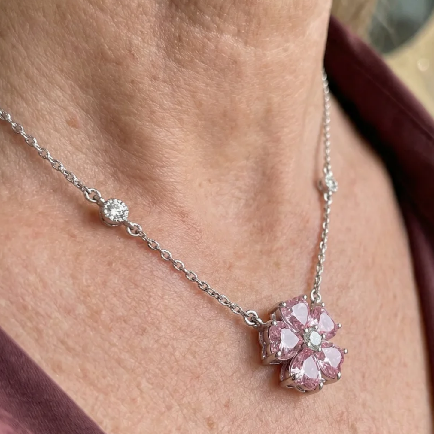 Collier Pendentif Fleur Pétales Lumineux | Or Blanc